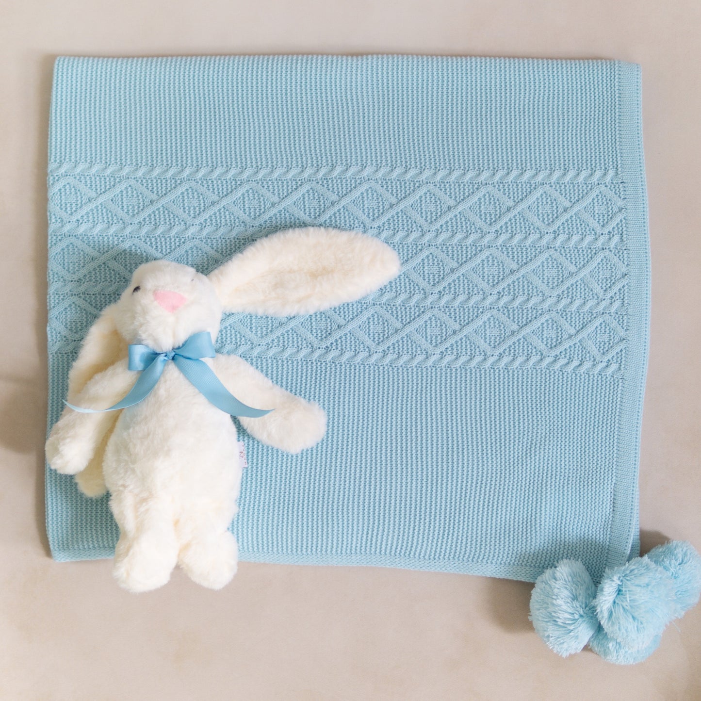 Set de Regalo Welcome Baby con Conejito Riley Hueso