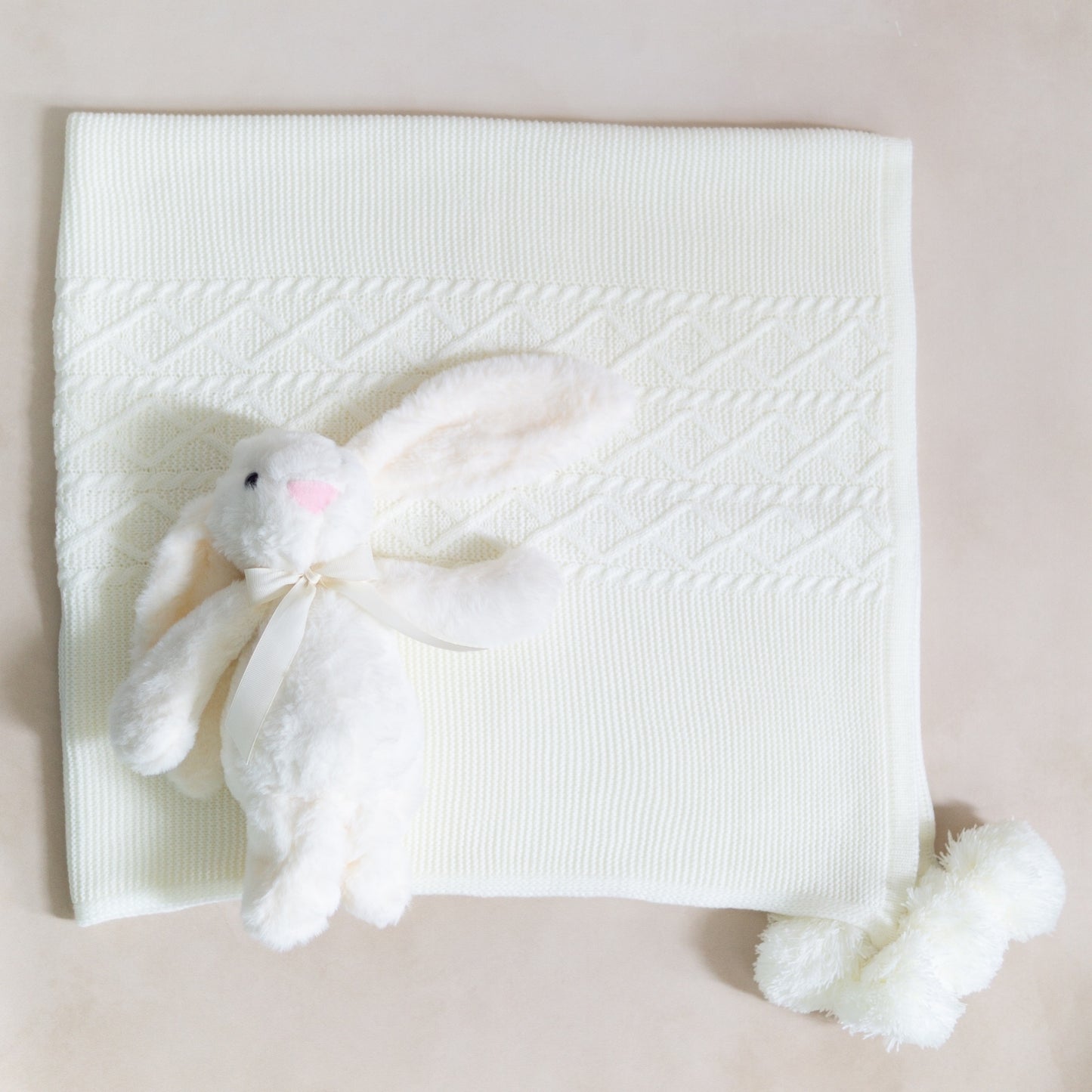 Set de Regalo Welcome Baby con Conejito Riley Hueso