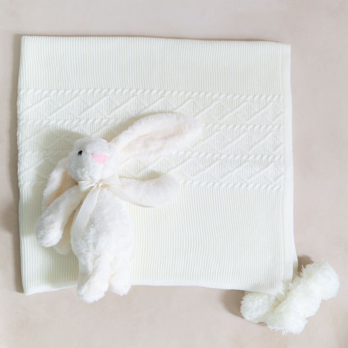 Set de Regalo Welcome Baby con Conejito Riley Hueso