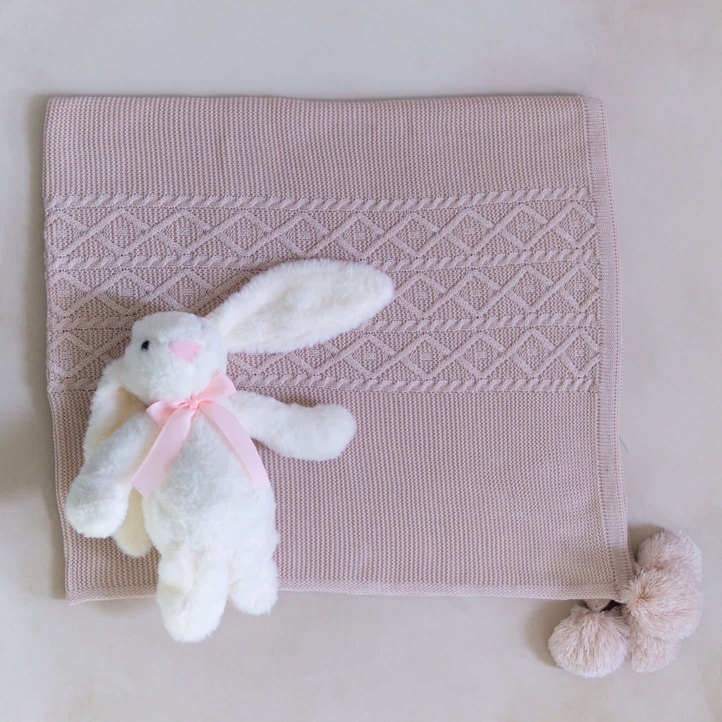 Set de Regalo Welcome Baby con Conejito Riley Hueso