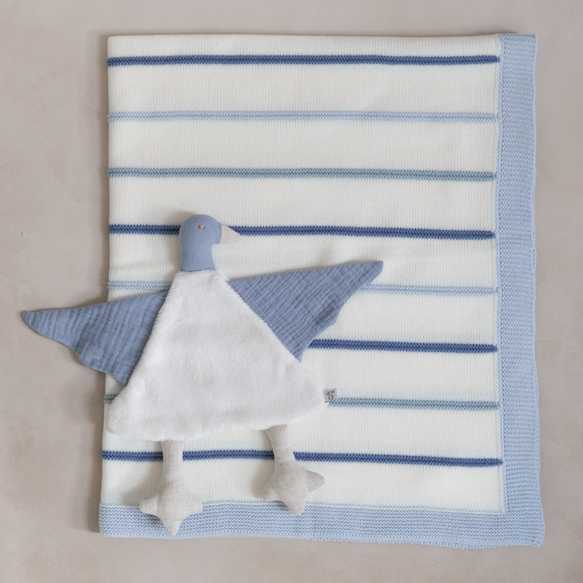 Set de Regalo Welcome Baby Rayas Personalizada con Trapito Apego Ganso
