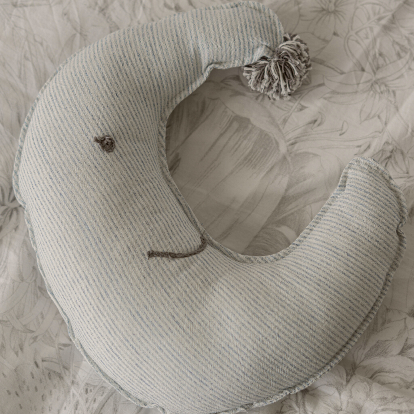 cojín luna pompón